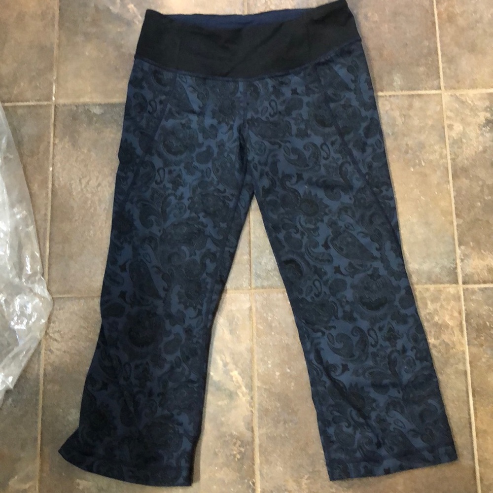 Lululemon paisley crop yoga pants
